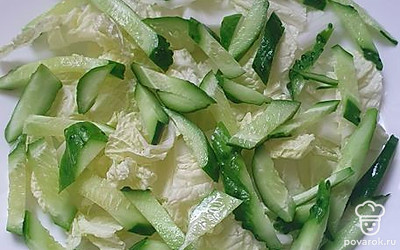 Затем добавляем нарезанный соломкой огурец. 