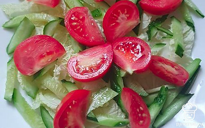 Сверху выкладываем ломтики помидора.