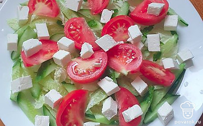 Затем выкладываем кубики сыра сиртаки. 