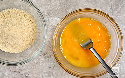 Разбейте куриные яйца в одну небольшую миску. Взбейте их вилкой до однородности. В другую миску всыпьте панировочные сухари.