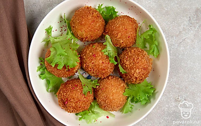 Разложите готовые крокеты с пармезаном по порционным тарелкам и подайте на стол сразу после приготовления, пока они не остыли.
