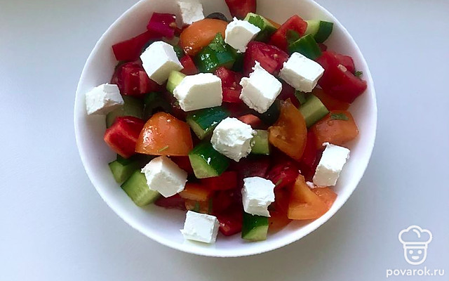 Овощной салат с фетаксой и кинзой — Рецепт с фото