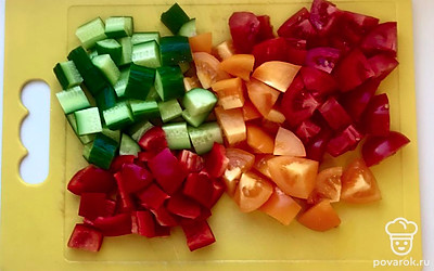 Овощи нарежьте на небольшие кубики.