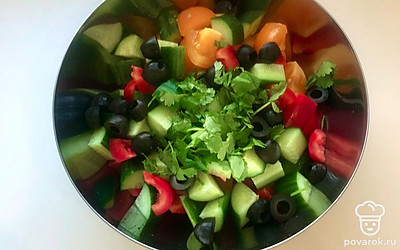 Добавьте нарезанную кинзу. Посолите. Полейте оливковым маслом.