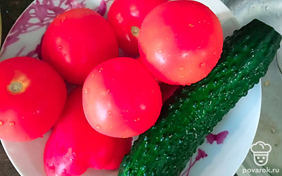 Помойте все овощи.