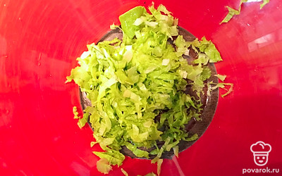 Нарежьте салат.