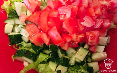 Нарежьте помидоры и высыпьте к остальным. Я их режу не последними, так как салат едим сразу после приготовления.