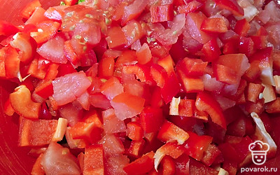 Нарежьте кубиками перец.