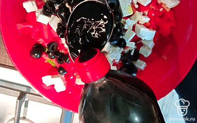 Заправьте соевым соусом.