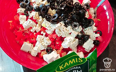 Посыпать травами.