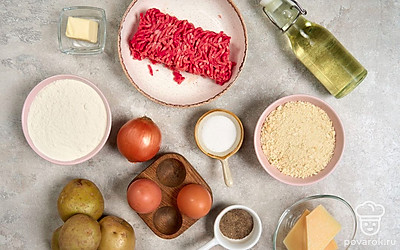 Вымойте и очистите картофель. Помойте и обсушите лук и яйца. Очистите лук от шелухи. Подготовьте кастрюлю и глубокую сковороду с толстым дном.
