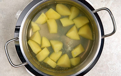 Нарежьте картофель небольшими кусочками. Выложите в кастрюлю и залейте водой. Поставьте картофель на огонь и варите в течение 20-25 минут после закипания.