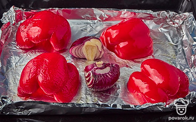 Почистите лук и перец от плодоножки и семян. Разрежьте овощи пополам и смажьте оливковым маслом, выложите на противень и поставьте запекаться на 30 минут при температуре 180°С.