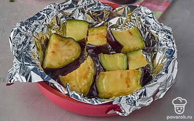 Отожмите баклажаны от воды, смажьте оливковым маслом и поставьте запекаться к другим овощам на 20 минут.