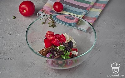 Соедините овощи в глубокой миске. Порубите листья петрушки и добавьте к остальным ингредиентам вместе с сыром фета. Заправьте оливковым маслом, посолите и перемешайте.