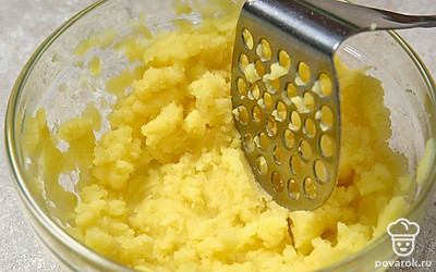 Переложите готовый картофель в глубокую миску. Добавьте к нему сливочное масло и тщательно разомните, чтобы получилось пюре.