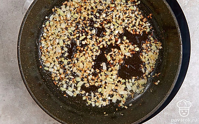 Смажьте сковороду 2 ч.л. растительного масла и поставьте на плиту разогреваться. Нарежьте лук мелкими кубиками и выложите на сковороду.