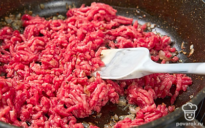 Обжаривайте лук в течение 5-7 минут, периодически помешивая. Затем добавьте к нему фарш, хорошо перемешайте и обжарьте еще в течение 15 минут, не забывая разбивать фарш лопаткой.