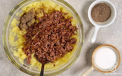 Переложите обжаренный фарш с луком в миску с картофельным пюре. Посолите и поперчите по вкусу. Тщательно перемешайте.