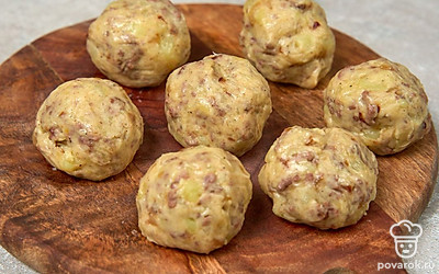 Положите в центр лепешки кусочек сыра. Закройте его пюре и придайте крокету аккуратную круглую форму. Проделайте эти же действия со всеми ингредиентами.