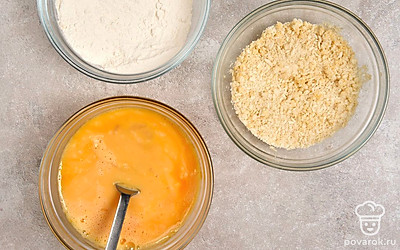 Разложите по трем разным мискам муку, панировочные сухари и яйца. Взбейте яйца до однородности при помощи венчика или вилки.