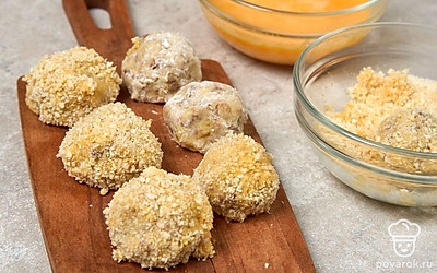 Обваляйте крокеты в муке со всех сторон. Обмакните их в яйца, а затем обваляйте в сухарях так, чтобы они покрыли всю поверхность крокетов. 