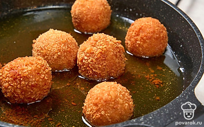 Разогрейте сковороду с оставшимся маслом. Выложите на нее готовые крокеты. Обжаривайте их со всех сторон до появления румяной корочки.