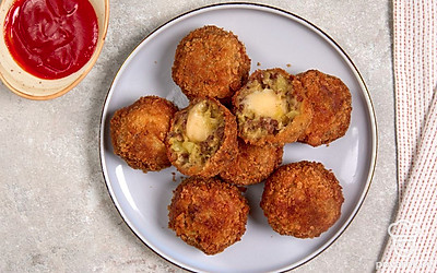 Выложите крокеты с фаршем и сыром на тарелку. Рядом поставьте пиалу с кетчупом или любым другим соусом. Подайте блюдо на стол в горячем виде.