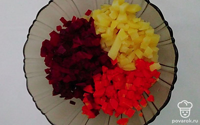 Подготовьте глубокую посуду, в которой будет удобно смешать салат.