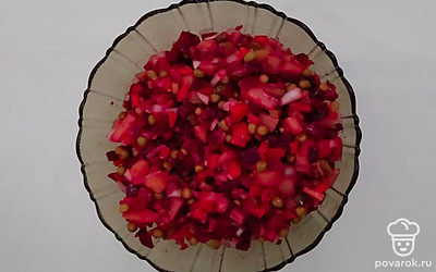 Заправьте салат подсолнечным маслом, посолите и поперчите по вкусу. Перемешайте. Салат готов можно подавать к столу.