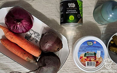 Подготовьте все ингредиенты. Отварите корнеплоды до готовности.