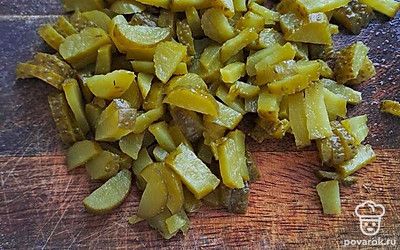 Нарежьте огурцы.