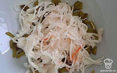 Добавьте к огурцам квашеную капусту.