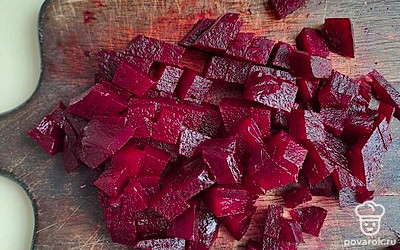 Нашинкуйте свеклу кубиками.