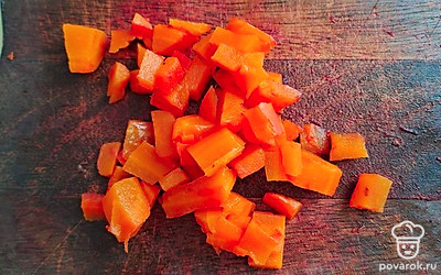 Нарежьте морковь.