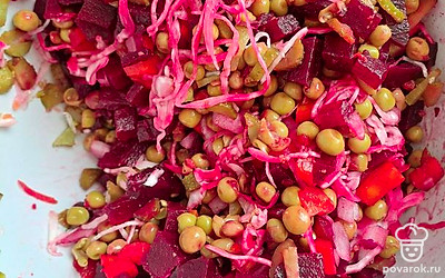 К овощам добавьте горошек и все перемешайте.