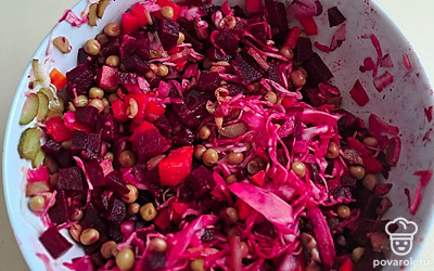 Заправьте винегрет оливковом маслом и снова перемешайте. 