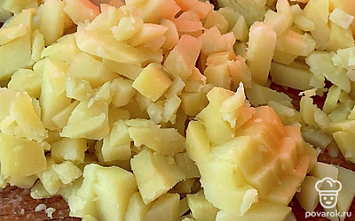 Картошку, морковь и свеклу предварительно отварите в кожуре. Очистите и нарежьте кубиком картошку.