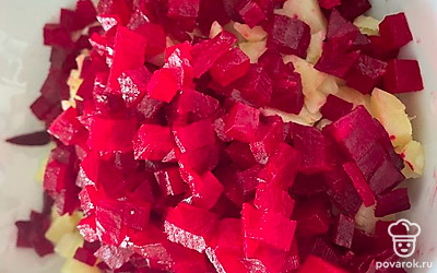 Свеклу очистите и нашинкуйте кубиком. Добавьте к картофелю.