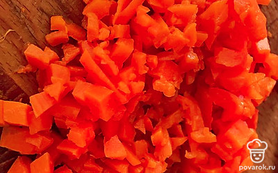 Вареную морковь тоже нарежьте кубиком.
