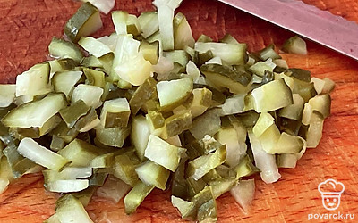 Измельчите маринованные огурцы.