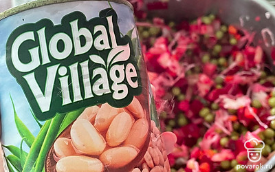 Добавьте горошек и фасоль. Заправьте салат растительным маслом и перемешайте.