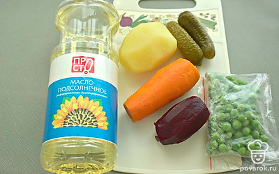 Подготовьте все ингредиенты. Для приготовления винегрета с зеленым горошком и маринованными огурцами отварите в кожуре заранее картошку, морковку и свеклу. Корнеплоды после варки остудите под ледяной водой и очистите. 