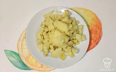 Отварной картофель нарежьте кубиком.