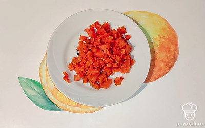 Отварную морковь нарежьте кубиком.