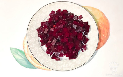 Отварную свеклу нарежьте кубиком.