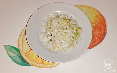 Репчатый лук почистите, мелко нарежьте.