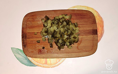 Кубиком нарежьте соленые огурцы.
