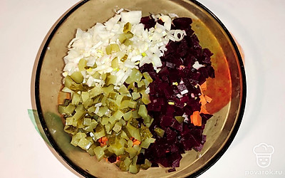 Все измельченные ингредиенты переложите в салатник.