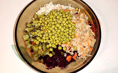 Затем добавьте консервированный зеленый горошек, соль и квашеную капусту. Заправьте салат маслом.